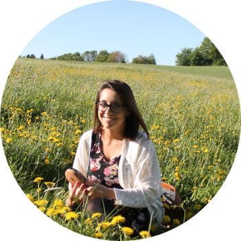 hannah auf wiese mit wildschweinborstenbuerste nahaufnahme